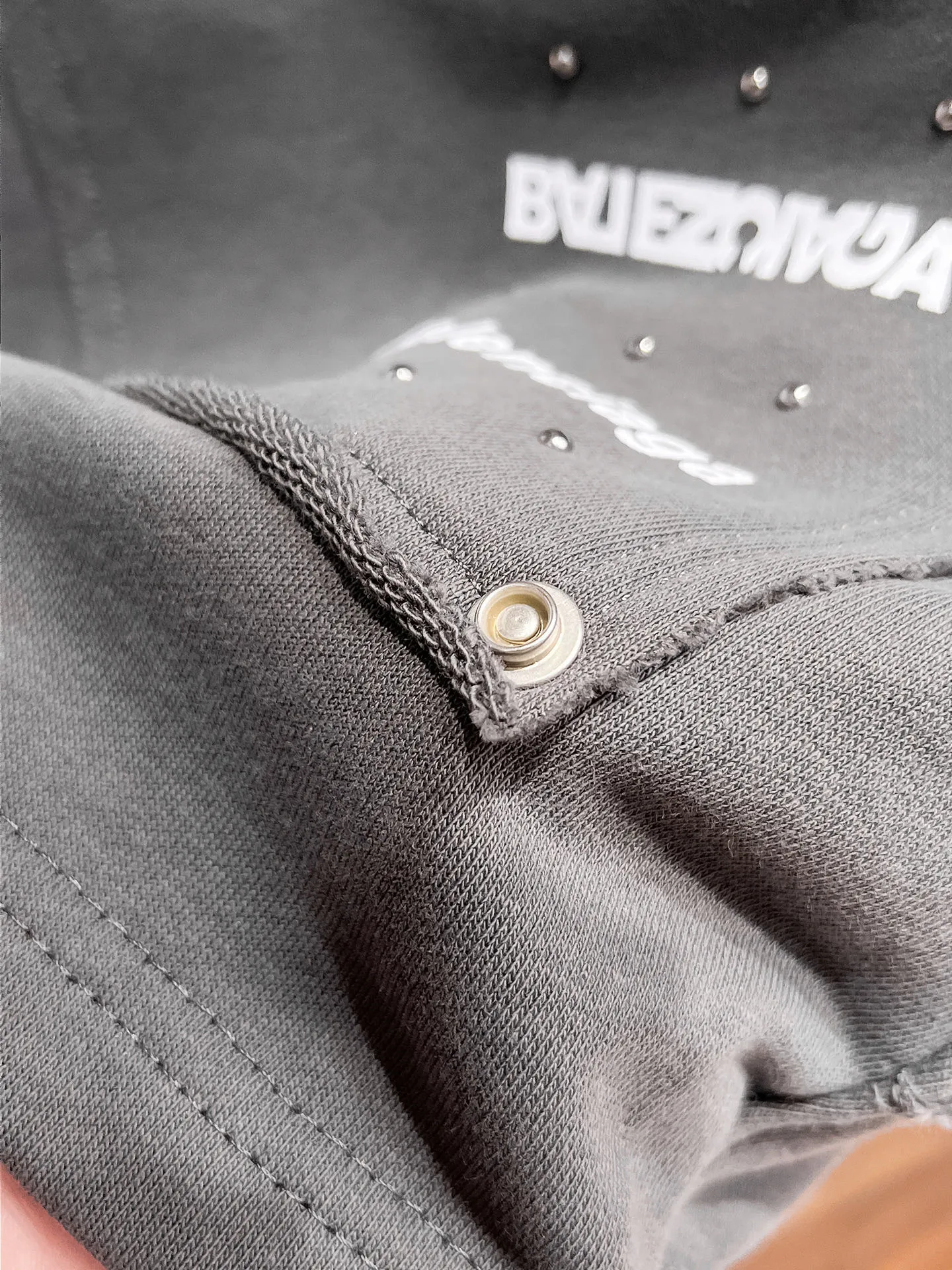 Balenciaga's three-standard complete 2026 summer New Arrival men's casual shorts, advanced custom-made Breathable fabric, Breathable fabric, extremely stretchy and comfortable, impeccable details, top-grade accessories, original logo design concept, delicate and soft feel! The upper body fit is awesome! Size: M-XXXL Please state your height and weight when ordering
